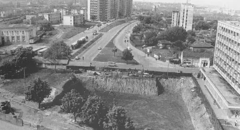 1980 година. Подлезът пред гарата все още е само изкоп.