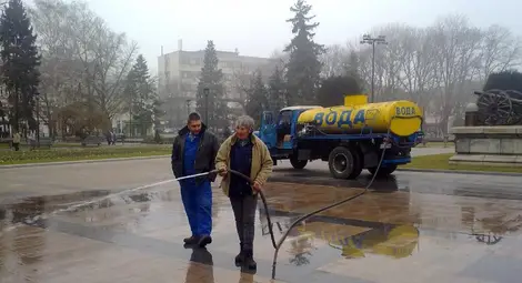 Мият улиците в Русе и през нощта