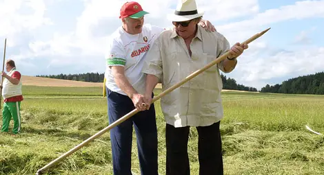Лукашенко учи Депардийо да коси трева и го пои с домашна водка /галерия/