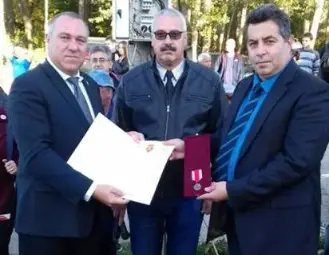 Иво Антонов от МО връчва медала на областния управител Галин Григоров.        Снимка: ОА