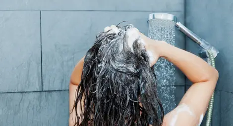 6 грешки, които допускаме при миене на косата