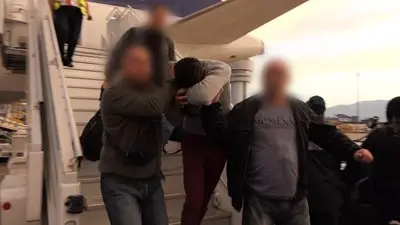 Северин скри лицето си при кацането в България