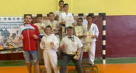 Пет титли и отборна купа за каратистите на &bdquo;Ипон&ldquo;