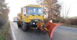 Кола откъсна греблото на опесъчаваща машина край Бъзън