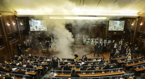 Косовски депутати отново пуснаха сълзотворен газ в парламента