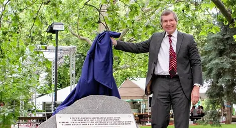 Посланик Уорлик открива паметния знак през юни 2012 година в градинката пред &bdquo;Кристал&ldquo;.