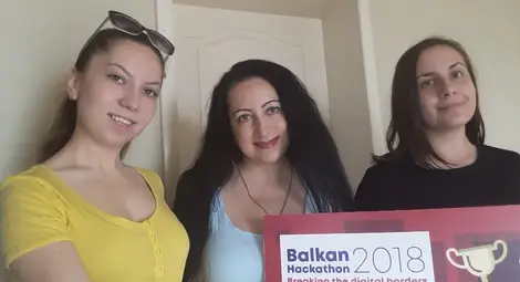 Моника Великова и Селин Шемсиева със своята преподавателка Сюзан Феимова /в средата/. 		 Снимка: МГ