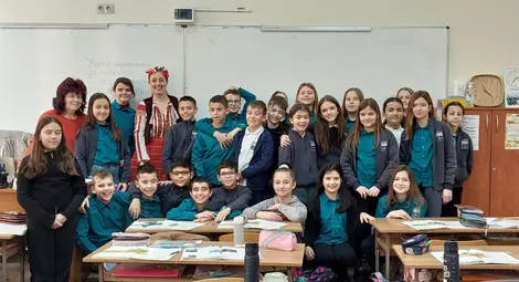 Баба Марта бързала, мартенички вързала в русенското училище "Христо Ботев"