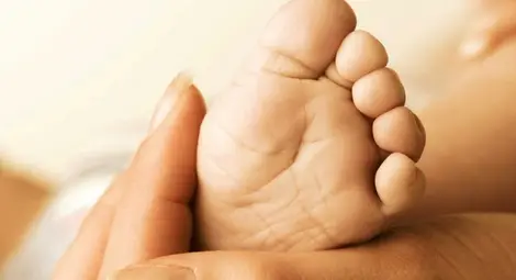 Счупиха крачетата на бебе по време на рехабилитация