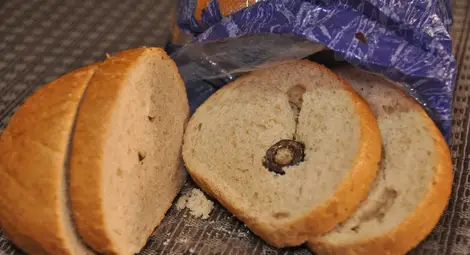 Русенка си купи хляб с гайка