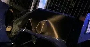 Младеж с 0.78 промила заби мерцедес в стълб и бетонна стена