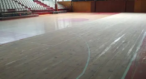 Циклен и недоциклен, това е паркетът в зала &bdquo;Дунав&ldquo;.                             Снимки: Георги ХРИСТОВ