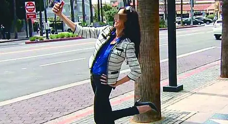 Селфи и среден пръст в документите за работа