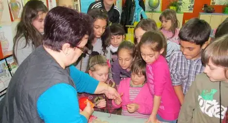 Третокласници от "Васил Априлов" отвориха работилницата на Баба Марта /галерия/