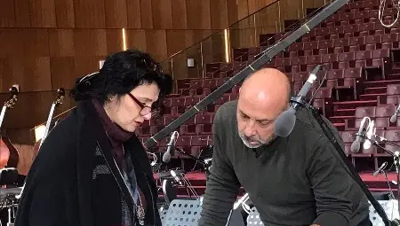 Диригентът на русенския хор по време на репетиция с диригента на целия концерт Карло Бернини.      Снимки: Личен архив