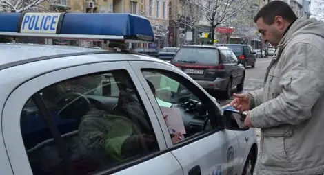 Пътни полицаи показаха как проверяват шофьорите пред камера