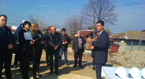 Собственикът на &bdquo;Веко ойл&ldquo; поздрави гостите, преди да разбие бутилка шампанско в един от багерите. Снимка: Георги ХРИСТОВ