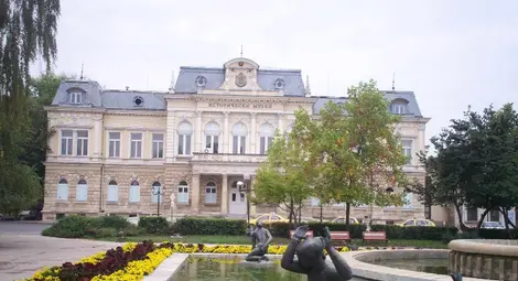 Деца изрязват домино-прилеп  и рисуват бодиарт в музея