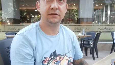 Прeслав Пенев си почива от дебита и кредита, като бърка гурме сладкиши