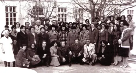 Участниците във възстановката на народния бит на Поликрайще &bdquo;Изпращане на гурбет&ldquo; след спечелване на Окръжния преглед, Трифонка Попниколова (автор, в средата, първи ред възрастни), Никола Попниколов (вдясно, с юзчето), Велико Търново, 1980 г.