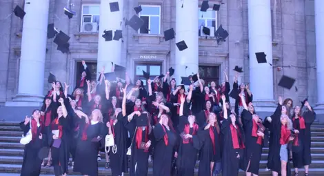 65 магистри-педагози в Русенския университет отпразнуваха дипломирането си /галерия/