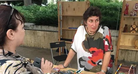 Десислава Тихолова на изложение, където показва част от произведенията си от мъниста. Снимка: Фейсбук Десислава Тихолова на изложение, където показва част от произведенията си от мъниста. Снимка: Фейсбук