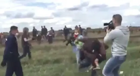 Уволниха телевизионна операторка, спънала бежанец с дете на ръце /видео/ 