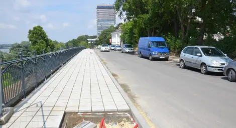 По новите тротоари на булевард &bdquo;Придунавски&ldquo; са оставени места само за стълбовете за осветление. 							Снимка: Красимир СТОЯНОВ