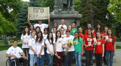 Всеки клас посреща с различен поздрав учителката на годината Таня Нахабедян