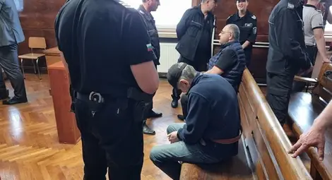 Гарабед Веринян и Михаил Михов /в по-близкия план/ в съдебната зала.