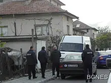 Мъж се барикадира в Черниче, стреля с газов пистолет