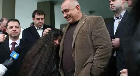 Жената с пръстените от ВМЗ-Сопот прегърна и целуна Борисов. И напомни - искаме работа и пари