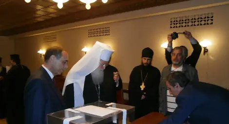 Патриарх Неофит гласува в българското посолство в Москва