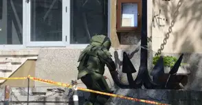 Мъж с бежово яке пет часа държа „Славянска“ в бомбена тревога