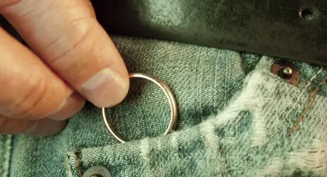 Тревожно за съпругите: Халката е магнит за жените