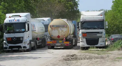 Украинци и молдовци купуват на едро горива от база край Мартен