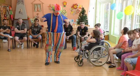 Рокери зарадваха децата в дом &bdquo;Надежда&ldquo; с клоун и подаръци