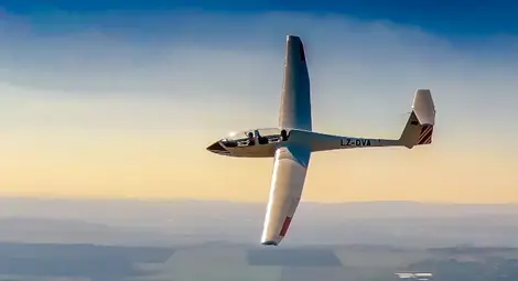 40 самолета кацат на летището в Русе за грандиозно авиошоу и национален шампионат по безмоторно летене, румънските &bdquo;Ястреби&ldquo; и &bdquo;Сини крила&ldquo; ще демонстрират авиационна и парашутна акробатика