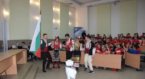 С народна музика, питка и баница Русенският университет посрещна 102 чуждестранни студенти по програма ЕРАЗЪМ+ за летния семестър /галерия/