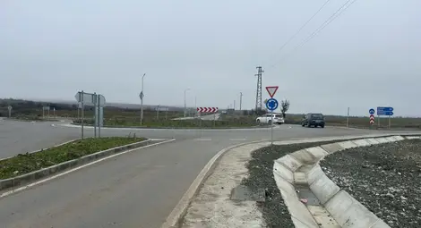 Кръгово кръстовище с осветление е изградено при пресичането на два третокласни пътя в началото на Сунгурларе