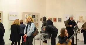 Миниатюрите от биеналето остават в галерията до края на декември