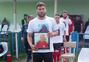 Живко Парашкевов с портрета на починалия треньор  Борислав Богомилов, на когото &bdquo;железничарите&ldquo; посветиха победата си над &bdquo;Бенковски&ldquo; /Бяла/ на 18 април.  Снимка: Локомотив