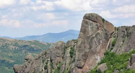 Иманяри рушат прочутите Коматински скали за злато и антики