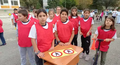 Състезание "Спазвам правилата за безопасно движение" в русенското училище "Възраждане" /галерия/