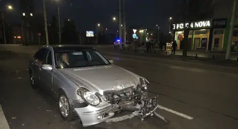 Блъсната от мерцедес кола едва не влезе в игрална зала в Русе