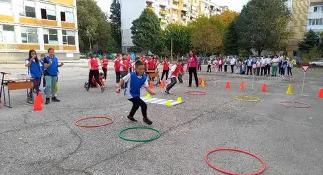 Състезание "Спазвам правилата за безопасно движение" в русенското училище "Възраждане" /галерия/
