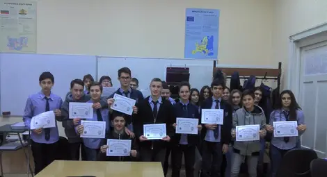 Ученици от Математическата  влязоха в света на кодирането