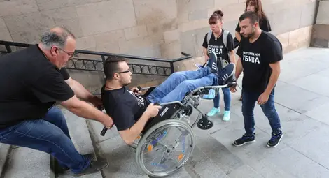 Баща оставя детето си с увреждания на грижите на Борисов за ден