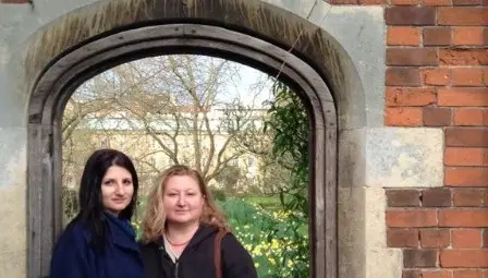 Четиригодишна Ирена Парашкевова  получава от майка си първия молив