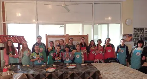 Баби и внуци майсториха украси за обредни хлябове в Ценово